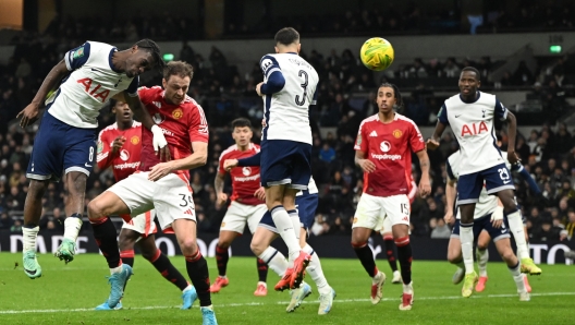 epa11786472 Manchester United's Jonny Evans (2nd left) scores their third goal during the EFL Carabao Cup quarter final match between Tottenham Hotspur FC and Manchester United FC, in London, Britain, 19 December 2024.  EPA/DANIEL HAMBURY