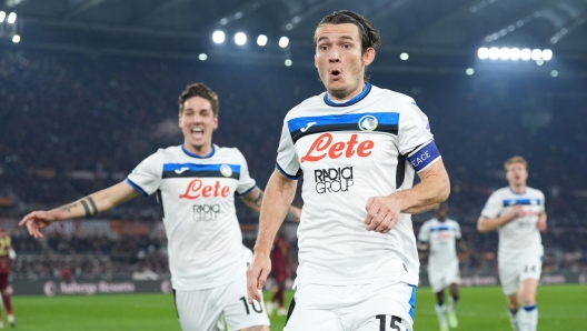 Atalantas Marten de Roon celebrates after scoring 0-1 during the Serie A EniLive soccer match between Roma and Atalanta at the Rome's Olympic stadium, Italy - Monday  December 2, 2024 - Sport  Soccer ( Photo by Alfredo Falcone/LaPresse )