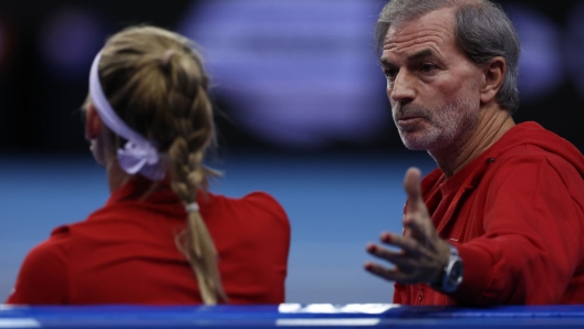 GLASGOW, SCOTLAND - NOVEMBER 13: Jil Teichmann of Switzerland receives coaching from Heinz Günthardt during her match against Storm Sanders of Australia in the final of the Billie Jean King Cup at Emirates Arena on November 13, 2022 in Glasgow, Scotland. (Photo by Ian MacNicol/Getty Images for LTA)