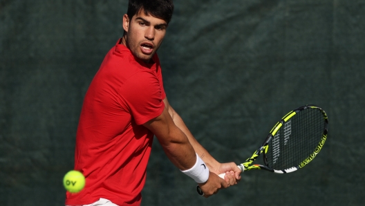 VILLENA, SPAIN - DECEMBER 18: Carlos Alcaraz of Spain plays a backhand during a pre season practice session in his preparation for next month's Australian Open at Juan Carlos Ferrero Equelite Sports Academy on December 18, 2024 in Villena, Spain. (Photo by Clive Brunskill/Getty Images)