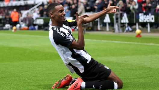 NEWCASTLE UPON TYNE, ENGLAND - DECEMBER 14:  Alexander Isak of Newcastle United celebrates scoring his team's third goal   during the Premier League match between Newcastle United FC and Leicester City FC at St James' Park on December 14, 2024 in Newcastle upon Tyne, England. (Photo by George Wood/Getty Images)