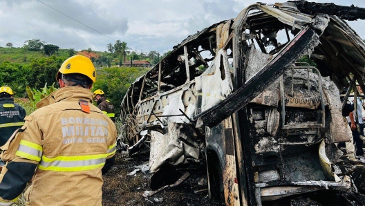 Handout picture released by Minas Gerais Fire Department shows firefighters and other rescue teams working on the site of a crash in Teofilo Otoni, Minas Gerais state, Brazil on December 21, 2024. The death toll from a bus accident and fire that occurred on December 21, 2024, in the Brazilian state of Minas Gerais (southeast) has risen to at least 32 according to a press release by Minas Gerais Fire Department. (Photo by Handout / Minas Gerais Fire Department / AFP) / RESTRICTED TO EDITORIAL USE - MANDATORY CREDIT "AFP PHOTO /  Minas Gerais Fire Department / HANDOUT /  " - NO MARKETING NO ADVERTISING CAMPAIGNS - DISTRIBUTED AS A SERVICE TO CLIENTS