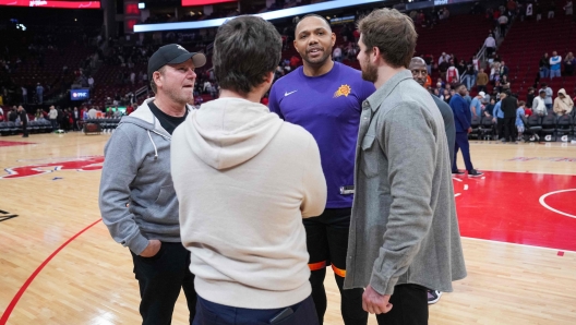 HOUSTON, TEXAS - DECEMBER 27: Eric Gordon #23 of the Phoenix Suns talks to Houston Rockets Owner Tilman Fertitta after the game between the Houston Rockets and the Phoenix Suns at Toyota Center on December 27, 2023 in Houston, Texas. User expressly acknowledges and agrees that, by downloading and or using this photograph, User is consenting to the terms and conditions of the Getty Images License Agreement.   Alex Bierens de Haan/Getty Images/AFP (Photo by Alex Bierens de Haan / GETTY IMAGES NORTH AMERICA / Getty Images via AFP)