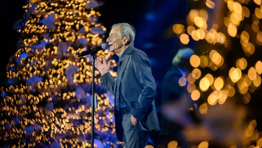 "Il sogno è l'ultima e più bella spiaggia che abbiamo. Non dobbiamo mai arrenderci, quando non si sogna più si è morti": lo ha detto Roberto Vecchioni ieri sul palco del 32/o Concerto di Natale in Vaticano all'Auditorium della Conciliazione di Roma. Tra i protagonisti dello show, organizzato dalla Prime Time Promotions e presentato da Federica Panicucci, i Ricchi e Poveri, Fausto Leali, Raphael Gualazzi, Fabrizio Moro, Ditonellapiaga, Iva Zanicchi, Arianna, Omar Pedrini, Boomdabash, il maestro Andrea Griminelli, Alma Manera, il maestro Andrea Bacchetti e il Piccolo Coro Le Dolci Note, 15 dicembre 2024.   NPK  ANSA / Ufficio stampa   +++ ANSA PROVIDES ACCESS TO THIS HANDOUT PHOTO TO BE USED SOLELY TO ILLUSTRATE NEWS REPORTING OR COMMENTARY ON THE FACTS OR EVENTS DEPICTED IN THIS IMAGE; NO ARCHIVING; NO LICENSING +++