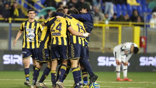 Guido Pagliuca allenatore (SS Juve Stabia);  e giocatori esultano a fine gara   durante la partita tra Juve Stabia-Cesena  del Campionato italiano di calcio Serie BKT 2024/2025 - Stadio Romeo Menti, Castellammare di Stabia, Italia - 22 Dicembre  2024 - Sport (Photo by Alessandro Garofalo/LaPresse)   head coach Guido Pagliuca (SS Juve Stabia);  the players  Juve Stabia celebrates off the match  during the Serie BKT soccer match between Juve Stabia and Cesena  at the Romeo Menti Stadium in Castellammare di Stabia, southern italy - Friday December 22, 2024. Sport - Soccer .  (Photo by Alessandro Garofalo/LaPresse)