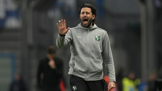 Sassuolo?s head coach Fabio Grosso shouts instructions to his players during the Serie BKT 2024/2025 match between Sassuolo and Palermo at Mapei Stadium Città del Tricolore - Sport, Soccer - Reggio Emilia, Italy - Sunday December 21, 2024 (Photo by Massimo Paolone/LaPresse)