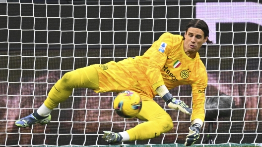 MILAN, ITALY - DECEMBER 23: Yann Sommer of FC Internazionale in action during the Serie A match between FC Internazionale and Como at Stadio Giuseppe Meazza on December 23, 2024 in Milan, Italy. (Photo by Mattia Ozbot - Inter/Inter via Getty Images)