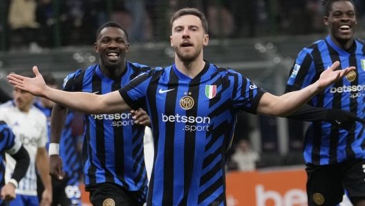 Inter Milan's Carlos Augusto, center, celebrates after scoring against Como during a Serie A soccer match between Inter Milan and Como at the San Siro stadium in Milan, Italy, Monday, Dec. 23, 2024. (AP Photo/Luca Bruno)