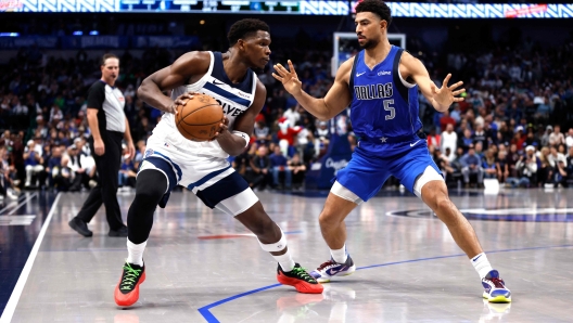 DALLAS, TX -DECEMBER 25 : Anthony Edwards #5 of the Minnesota Timberwolves handles the ball as Quentin Grimes #5 of the Dallas Mavericks defends in the second half at American Airlines Center on December 25, 2024 in Dallas, Texas. NOTE TO USER: User expressly acknowledges and agrees that, by downloading and or using this photograph, User is consenting to the terms and conditions of the Getty Images License Agreement.   Ron Jenkins/Getty Images/AFP (Photo by Ron Jenkins / GETTY IMAGES NORTH AMERICA / Getty Images via AFP)