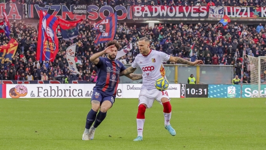 Ricciardi Manuel (Cosenza) e Scogliamimillo Stefano (Catanzaro) durante la partita tra Cosenza e Catanzaro del Campionato italiano di calcio Serie BKT 2024/2025-Stadio San Vito- Marulla, Cosenza, Italia-26 Dicembre 2024-Sport(foto Arenafoto/LaPresse)December 26, 2024 Cosenza Italy - sport, soccer - Cosenza vs Catanzaro- Italian Football Championship League BKT 2024/2025 - San Vito Marulla stadium. In the pic:Ricciardi Manuel and Scogliamillo Stefano