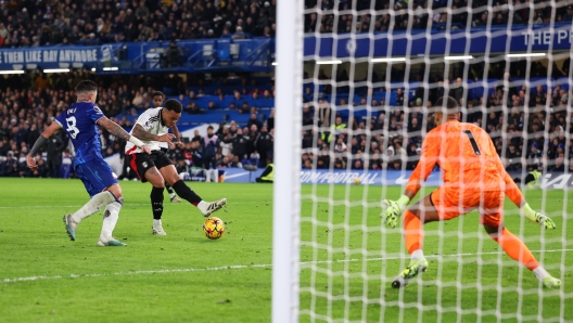 LONDON, ENGLAND - DECEMBER 26: Rodrigo Muniz of Fulham scores his team's second goal past Robert Sanchez of Chelsea during the Premier League match between Chelsea FC and Fulham FC at Stamford Bridge on December 26, 2024 in London, England. (Photo by Ryan Pierse/Getty Images)