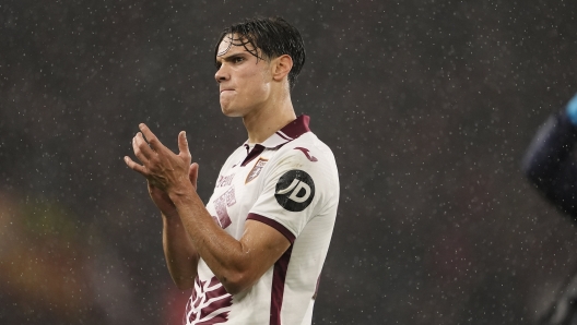 Torino?s Samuele Ricci Greet the fans at the end of the match the Serie A soccer match between Genoa v Torino Fc at the Stadum Luigi Ferraris in Genova, north west Italy - December 7, 2024. Sport - Soccer EXCLUSIVE TORINO FC (Photo by Fabio Ferrari/LaPresse)