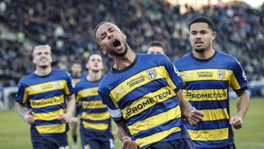 Parma's Junior Hernani jubilates with his teammates after scoring the goal during the Italian Serie A soccer match Parma Calcio vs AC Monza at Ennio Tardini stadium in Parma, Italy, 28 December 2024. ANSA /ELISABETTA BARACCHI