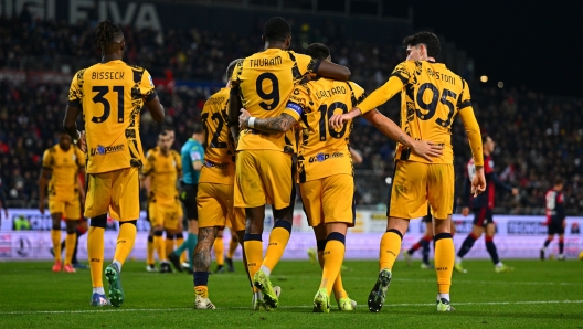 CAGLIARI, ITALY - DECEMBER 28:  Lautaro Martinez of FC Internazionale celebrates with team-mates after scoring the goal during the Serie A match between Cagliari and FC Internazionale at Sardegna Arena on December 28, 2024 in Cagliari, Italy. (Photo by Mattia Pistoia - Inter/Inter via Getty Images)