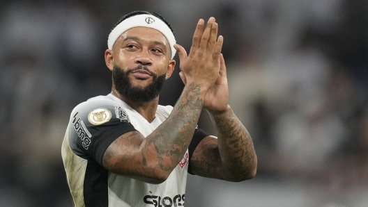 FILE - Memphis Depay from the Netherlands, playing for the Corinthians, applauds during his debut in a Brazilian soccer league match against Atletico Goianiense at the Neo Quimica Arena in Sao Paulo, Sept. 21, 2024. (AP Photo/Andre Penner, File)