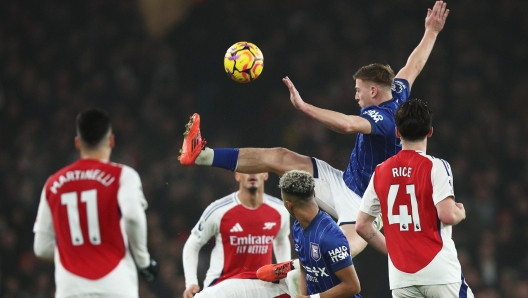 epaselect epa11795342 Ipswich's Liam Delap (in the air) in action during the English Premier League soccer match between Arsenal FC and Ipswich Town FC, in London, Britain, 27 December 2024.  EPA/DAVID CLIFF EDITORIAL USE ONLY. No use with unauthorized audio, video, data, fixture lists, club/league logos, 'live' services or NFTs. Online in-match use limited to 120 images, no video emulation. No use in betting, games or single club/league/player publications.