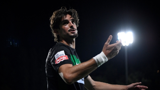 Sporting Lisbon's Portuguese forward #17 Francisco Trincao gestures to supporters after being substituted during the Portuguese League football match between FC Arouca and Sporting CP at at the Municipal de Arouca stadium in Aveiro on September 13, 2024. (Photo by MIGUEL RIOPA / AFP)