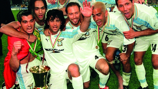 Lazio players celebrating with the Coppa Italia, including Dario Marcolin