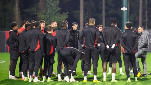 CAIRATE, ITALY - DECEMBER 30: AC Milan new coach Sergio Conceicao speaks with AC Milan Players during his first Training Session with the team at Milanello on December 30, 2024 in Cairate, Italy. (Photo by Sara Cavallini/AC Milan via Getty Images)