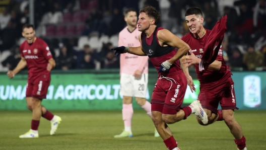 Edoardo Masciangelo (32 AS Cittadella) celebration goal 2-1   during the  Serie BKT soccer match between Cittadella  and Palermo at the  Pier Cesare Tombolato Stadium, north Est Italy - Sunday , December 29, 2024. Sport - Soccer (Photo by Paola Garbuio /Lapresse)