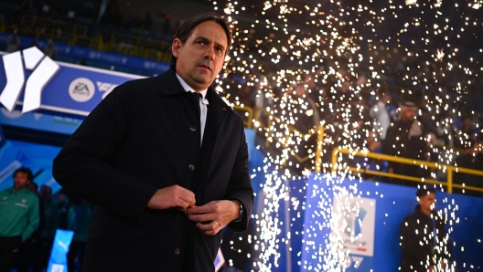 RIYADH, SAUDI ARABIA - JANUARY 02:  Head coach of FC Internazionale Simone Inzaghi looks on before the Italian Super Cup Semi-Final match between FC Internazionale and Atalanta at Al Awwal Park on January 02, 2025 in Riyadh, Saudi Arabia. (Photo by Mattia Ozbot - Inter/Inter via Getty Images)