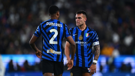 RIYADH, SAUDI ARABIA - JANUARY 02:  Denzel Dumfries of FC Internazionale celebrates with Lautaro Martinez  after scoring the second goal during the Italian Super Cup Semi-Final match between FC Internazionale and Atalanta at Al Awwal Park on January 02, 2025 in Riyadh, Saudi Arabia. (Photo by Mattia Ozbot - Inter/Inter via Getty Images)