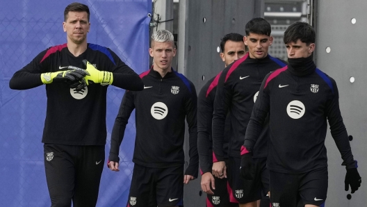 epa11803574 (L-R) FC Barcelona's Wojciech Szczesny, Dani Olmo, Hector Fort and Pau Victor participate in a training session of the team, in Barcelona, Spain, 03 January 2025.  EPA/Alejandro Garcia