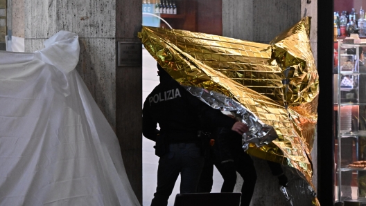 Omicidio in via Tiraboschi, nel centro di Bergamo, 03 gennaio 2025. Un uomo di 40 anni è stato ucciso a coltellate, a pochi passi dal Comune e da Largo Porta Nuova. All'origine ci sarebbe una lite degenerata. ANSA/MICHELE MARAVIGLIA