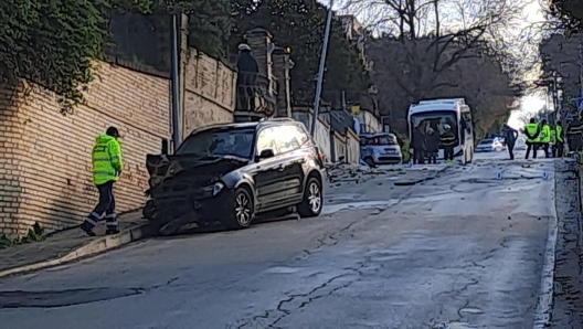 L'auto coinvolta nell'incidente che ha causato due vittime e provocato una mega-fuga di gas metano in Via Esino a Torrette di Ancona, 4 Gennaio 2025. ANSA/US VVFF