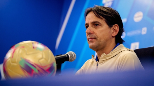 RIYADH, SAUDI ARABIA - JANUARY 01: Head Coach Simone Inzaghi of FC Internazionale speaks with the media during the press conference to present the EA Sports Supercup match between FC Internazionale and Atalanta at Al-Awwal stadium on January 01, 2025 in Riyadh, Saudi Arabia. (Photo by Mattia Ozbot - Inter/Inter via Getty Images)