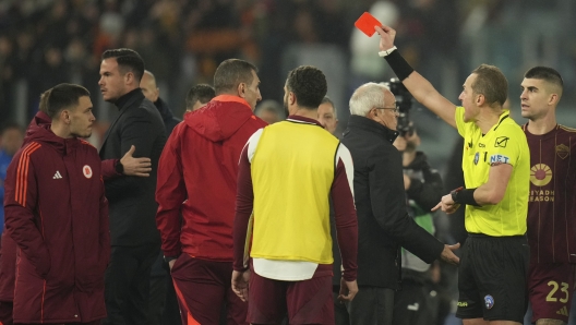 Referee Luca Pairetto shows a red card to Lazio's Taty Castellanos during a Serie A soccer match between Roma and Lazio, at the Stadio Olimpico in Rome, Italy, Sunday, Jan. 5, 2025. (AP Photo/Alessandra Tarantino)