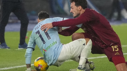 Lazio's Taty Castellanos, left, duels for the ball with Roma's Mats Hummels during a Serie A soccer match between Roma and Lazio, at the Stadio Olimpico in Rome, Italy, Sunday, Jan. 5, 2025. (AP Photo/Alessandra Tarantino)