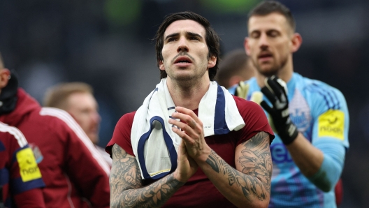 Newcastle United's Italian midfielder #08 Sandro Tonali applauds fans on the pitch after the English Premier League football match between Tottenham Hotspur and Newcastle United at the Tottenham Hotspur Stadium in London, on January 4, 2025. Newcastle won the game 2-1. (Photo by Adrian Dennis / AFP) / RESTRICTED TO EDITORIAL USE. No use with unauthorized audio, video, data, fixture lists, club/league logos or 'live' services. Online in-match use limited to 120 images. An additional 40 images may be used in extra time. No video emulation. Social media in-match use limited to 120 images. An additional 40 images may be used in extra time. No use in betting publications, games or single club/league/player publications. /