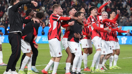 AC Milan's players celebrate after winning the Italian Super Cup final football match between Inter Milan and AC Milan at the Al-Awwal Park in Riyadh on January 6, 2025. (Photo by Fayez NURELDINE / AFP)