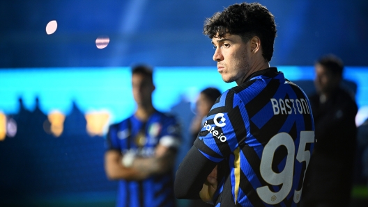 RIYADH, SAUDI ARABIA - JANUARY 06: Alessandro Bastoni of FC Internazionale looks dejected at the end of the Italian Super Cup Final match between FC Internazionale and AC Milan at Al-Awwal Park Stadium on January 06, 2025 in Riyadh, Saudi Arabia. (Photo by Mattia Ozbot - Inter/Inter via Getty Images)