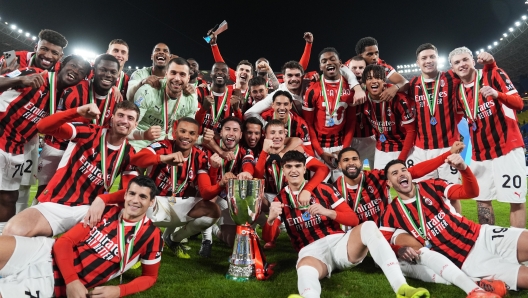 Milan celebrates the victory at the EA Sports FC italian Supercup 2024/2025 final match between Internazionale and Milan at Al-Awwal Park Stadium in Riyadh, Saudi Arabia - Sport, Soccer -  Monday January 6, 2025 (Photo by Massimo Paolone/LaPresse)