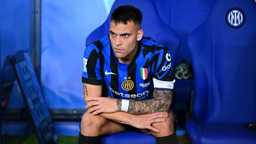 RIYADH, SAUDI ARABIA - JANUARY 06: Lautaro Martinez of FC Internazionale looks dejected at the end of the Italian Super Cup Final match between FC Internazionale and AC Milan at Al-Awwal Park Stadium on January 06, 2025 in Riyadh, Saudi Arabia. (Photo by Mattia Ozbot - Inter/Inter via Getty Images)