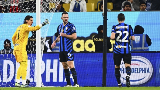 RIYADH, SAUDI ARABIA - JANUARY 06: Yann Sommer (L), Stefan De Vrij (C) and Henrickh Mkhitaryan (R) of FC Internazionale in action during the Italian Super Cup Final match between FC Internazionale and AC Milan at Kingdom Arena on January 06, 2025 in Riyadh, Saudi Arabia. (Photo by Mattia Pistoia - Inter/Inter via Getty Images)