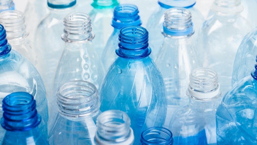 Bottiglie di plastica, cosa cambia dal 1 gennaio 2025