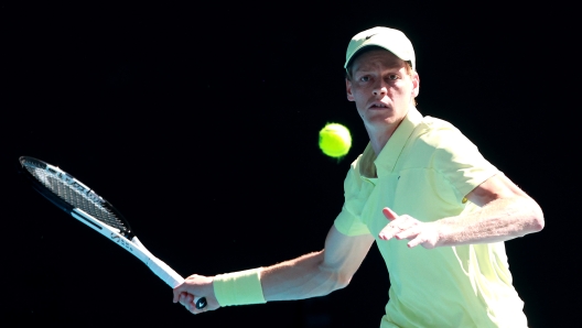 MELBOURNE, AUSTRALIA - JANUARY 07: Jannik Sinner of Italy plays a forehand during the exhibition match against Alexei Popyrin of Australia ahead of the 2025 Australian Open at Melbourne Park on January 07, 2025 in Melbourne, Australia. (Photo by Kelly Defina/Getty Images)