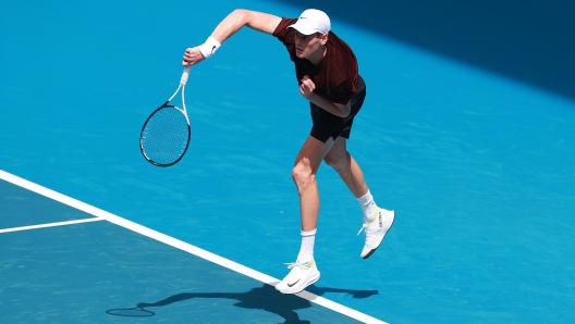 MELBOURNE, AUSTRALIA - JANUARY 04: Jannik Sinner of Italy serves during a practice session ahead of the 2025 Australian Open at Melbourne Park on January 04, 2025 in Melbourne, Australia. (Photo by Kelly Defina/Getty Images)