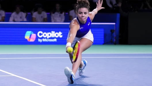 FILE - Italy's Jasmine Paolini returns the ball to Slovakia's Rebecca Sramkova during the Billie Jean King Cup final at the Martin Carpena Sports Hall in Malaga, southern Spain, on Wednesday, Nov. 20, 2024. (AP Photo/Manu Fernandez, File)