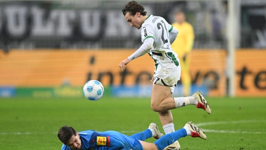 MOENCHENGLADBACH, GERMANY - DECEMBER 14: Rocco Reitz of Borussia Moenchengladbach clashes with from Armin Gigovic of Holstein Kiel  during the Bundesliga match between Borussia M?nchengladbach and Holstein Kiel at Borussia-Park on December 14, 2024 in Moenchengladbach, Germany. (Photo by Frederic Scheidemann/Getty Images)