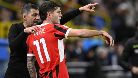 epa11804246 AC Milan's head coach Sergio Conceicao (L) giving directions to player Chrisitan Pulisic  during the Supercoppa Italiana semi-final match between Juventus FC and AC Milan, in Riyadh, Saudi Arabia, 03 January 2025.  EPA/STR