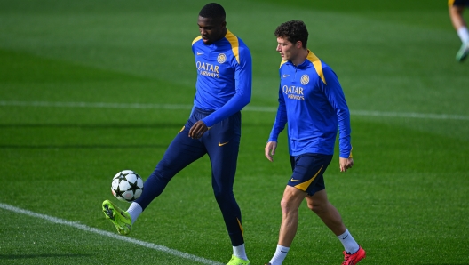 COMO, ITALY - NOVEMBER 05: Marcus Thuram of FC Internazionale and Benjamin Pavard of FC Internazionale in action during the FC Internazionale training session at BPER Training Centre at Appiano Gentile on November 05, 2024 in Como, Italy. (Photo by Mattia Pistoia - Inter/Inter via Getty Images)