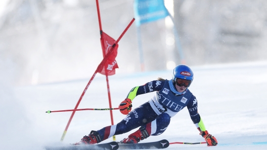 KILLINGTON, VERMONT - NOVEMBER 30: Mikaela Shiffrin of the United States competes in the first run of the Women's Giant Slalom during the STIFEL Killington FIS World Cup race at Killington Resort on November 30, 2024 in Killington, Vermont.   Sarah Stier/Getty Images/AFP (Photo by Sarah Stier / GETTY IMAGES NORTH AMERICA / Getty Images via AFP)