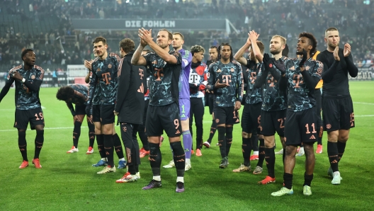 MOENCHENGLADBACH, GERMANY - JANUARY 11: Harry Kane of Bayern Munich applauds the fans after the Bundesliga match between Borussia M?nchengladbach and FC Bayern Mnchen at Borussia-Park on January 11, 2025 in Moenchengladbach, Germany. (Photo by Christof Koepsel/Getty Images)