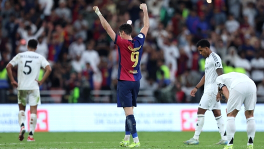 JEDDAH, SAUDI ARABIA - JANUARY 12: Robert Lewandowski of FC Barcelona celebrates after the final whistle of the Spanish Super Cup Final between Real Madrid and FC Barcelona at King Abdullah Sports City on January 12, 2025 in Jeddah, Saudi Arabia. (Photo by Yasser Bakhsh/Getty Images)