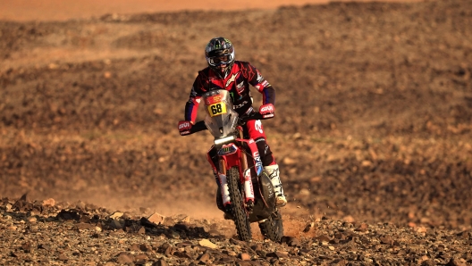 Spanish biker Tosha Schareina competes during Stage 7 of the Dakar Rally 2025, between Al Duwadimi and Al Duwadimi, Saudi Arabia, on January 11, 2025. (Photo by Valery HACHE / AFP)