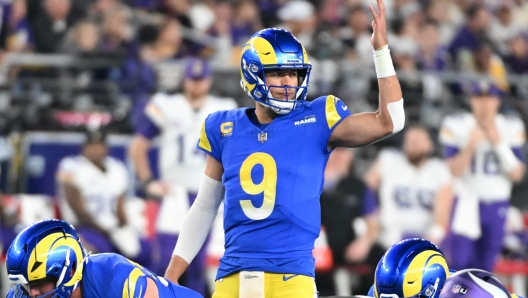 GLENDALE, ARIZONA - JANUARY 13: Matthew Stafford #9 of the Los Angeles Rams directs his team during the fourth quarter against the Minnesota Vikings during the NFC Wild Card Playoff at State Farm Stadium on January 13, 2025 in Glendale, Arizona.   Norm Hall/Getty Images/AFP (Photo by Norm Hall / GETTY IMAGES NORTH AMERICA / Getty Images via AFP)